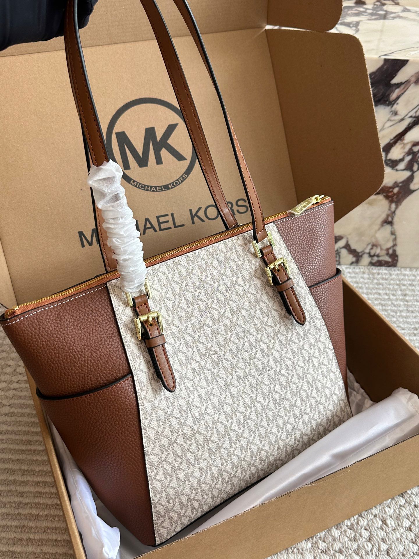 Bolso tote Charlotte grande de cuero con cremallera superior y logotipo