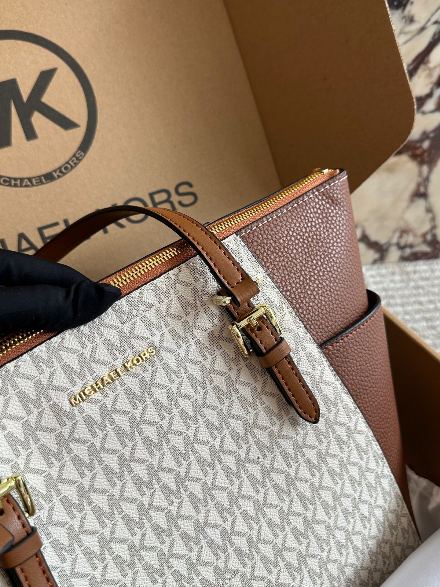 Bolso tote Charlotte grande de cuero con cremallera superior y logotipo