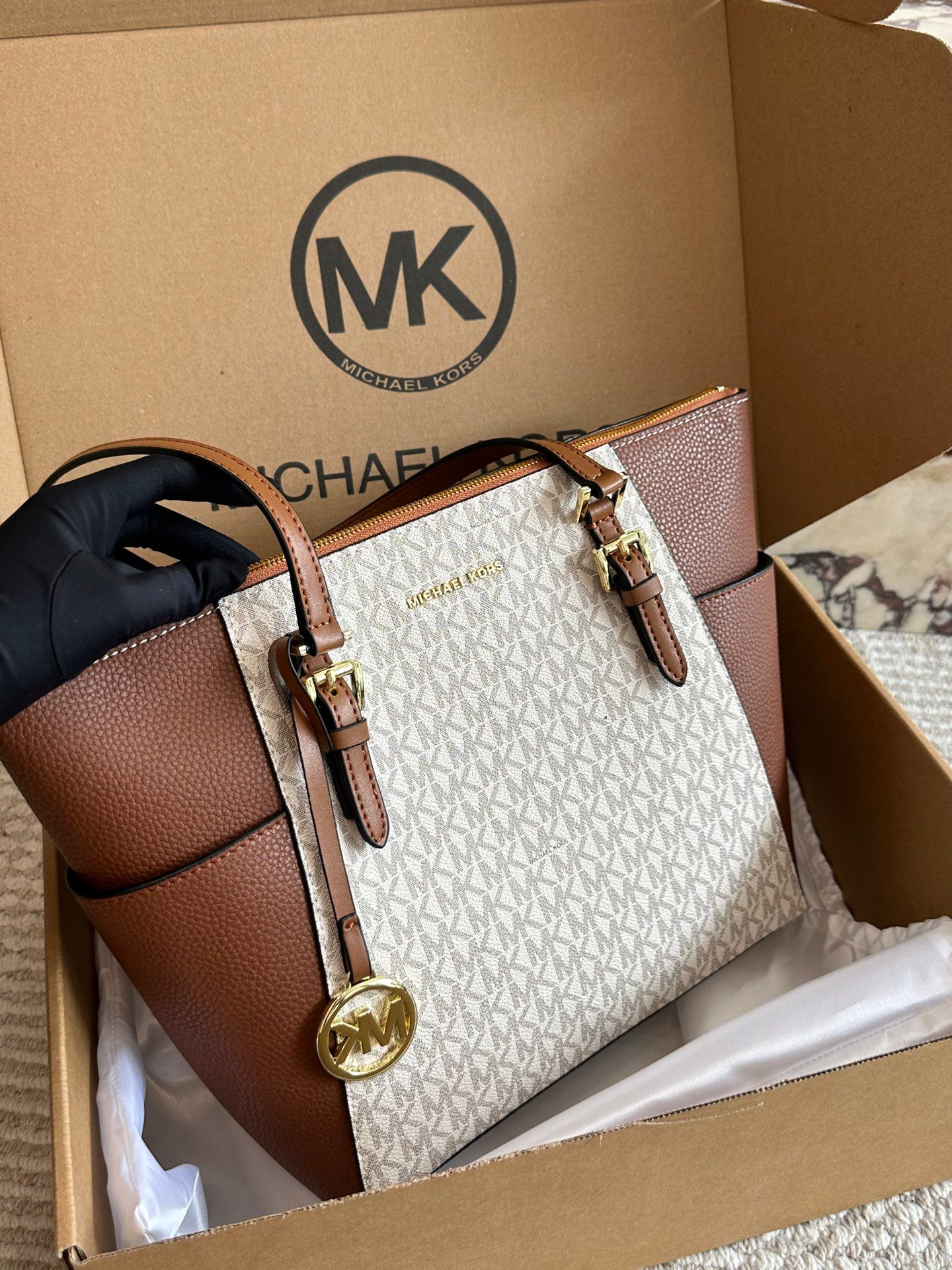 Bolso tote Charlotte grande de cuero con cremallera superior y logotipo