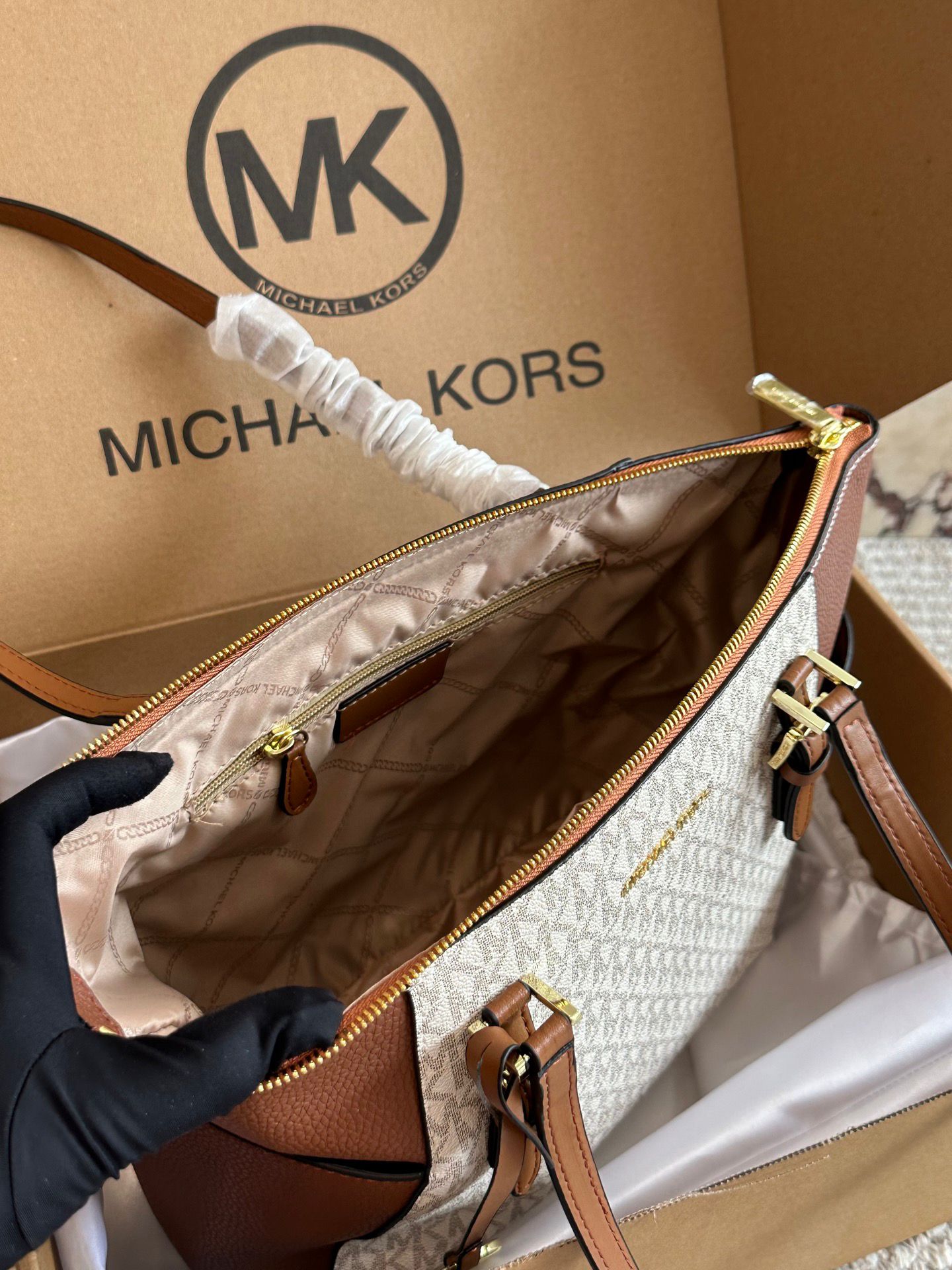 Bolso tote Charlotte grande de cuero con cremallera superior y logotipo