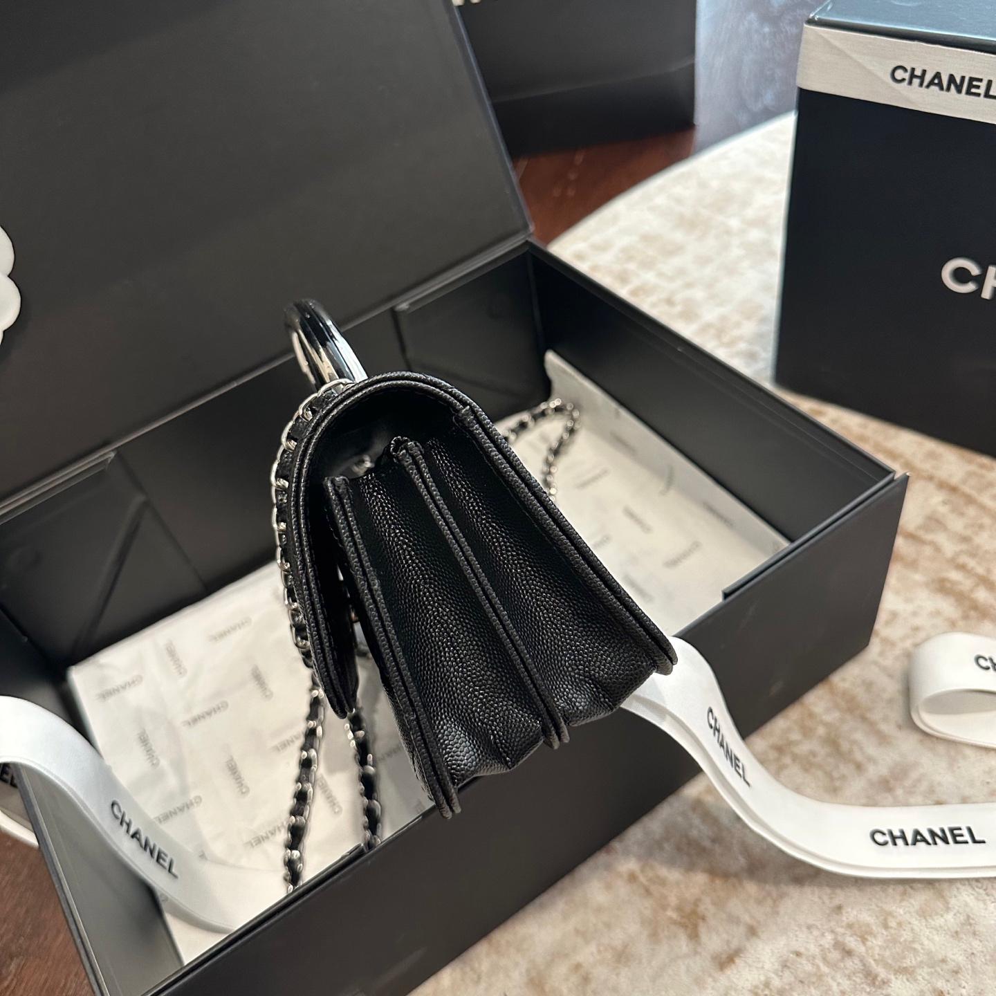 Bolso bandolera con solapa y asa superior de metal acolchado de piel de cordero, color negro