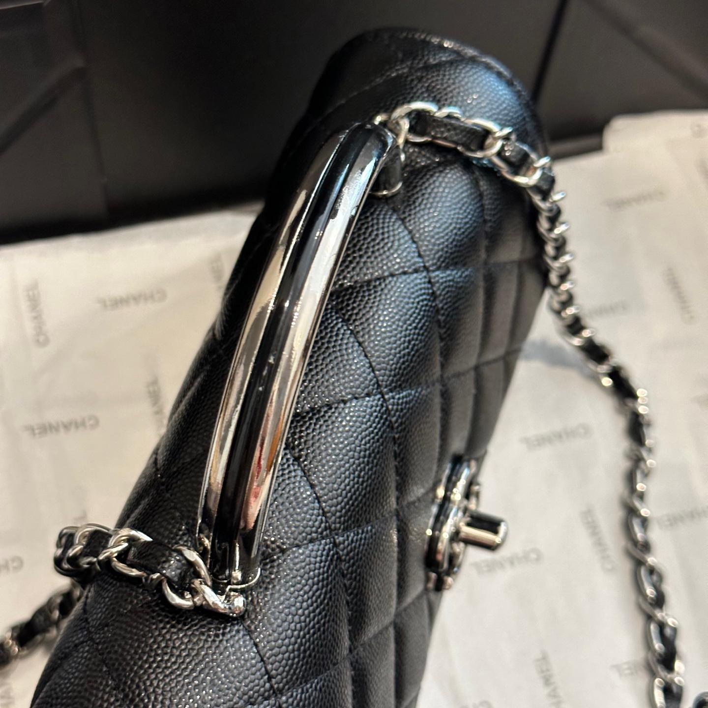 Bolso bandolera con solapa y asa superior de metal acolchado de piel de cordero, color negro