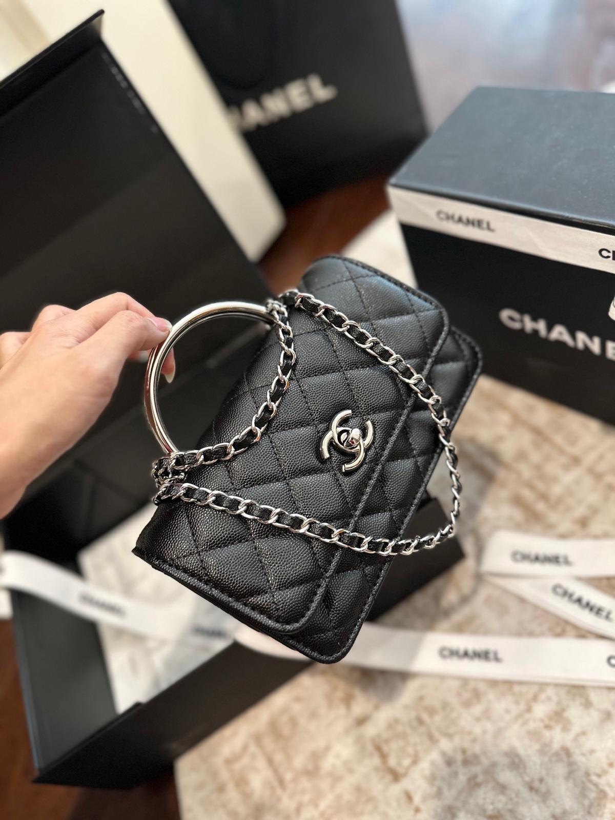 Bolso bandolera con solapa y asa superior de metal acolchado de piel de cordero, color negro