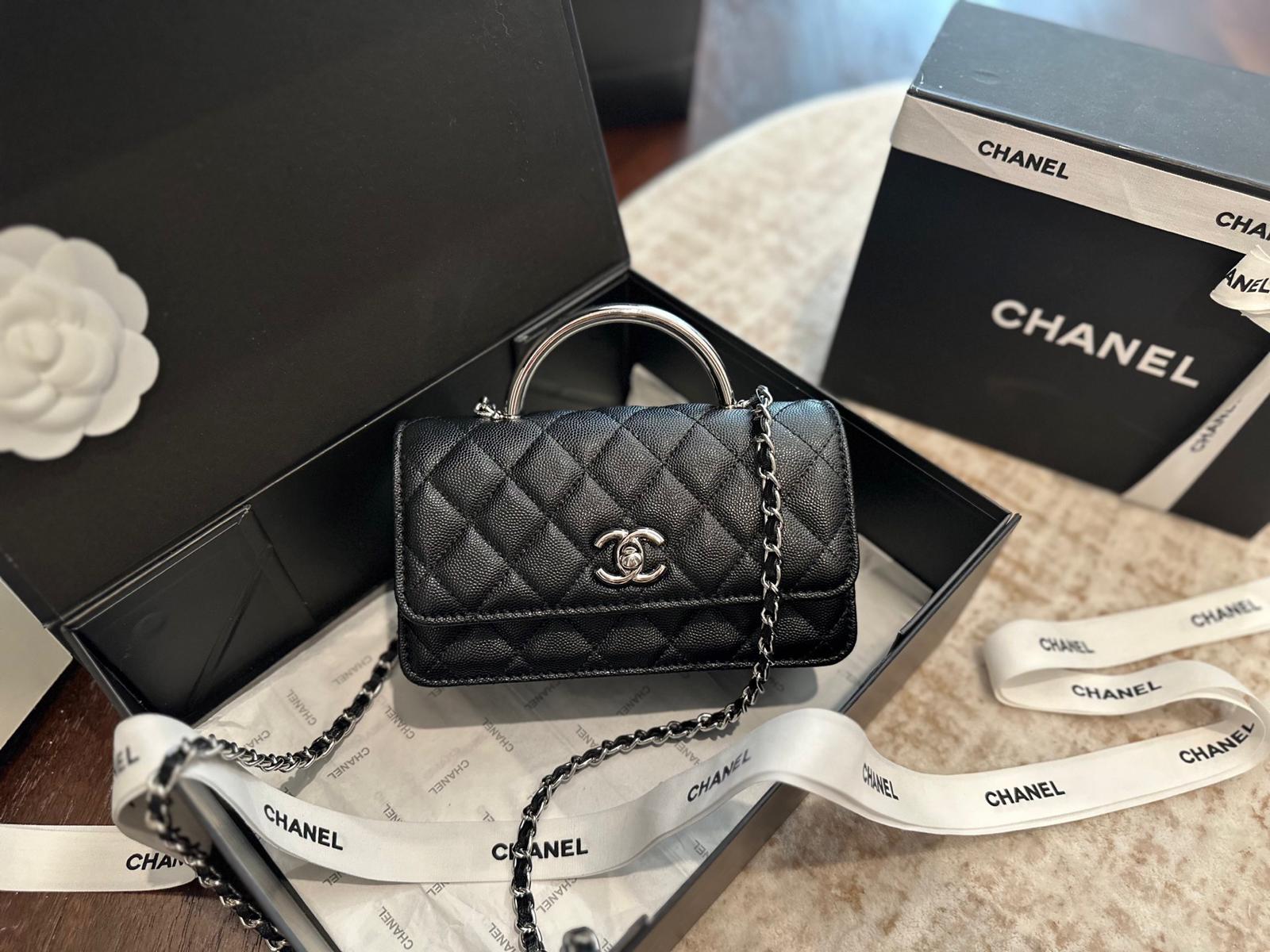 Bolso bandolera con solapa y asa superior de metal acolchado de piel de cordero, color negro